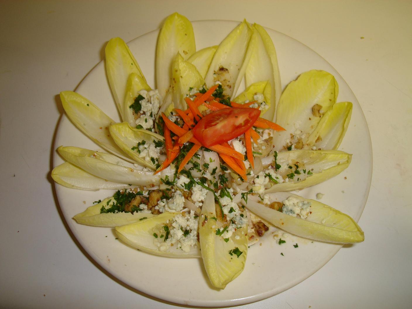 Salade Dendive Au Roquefort Et Noix
